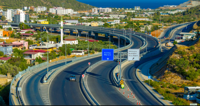 Tüneller: Toplam uzunluğu 11 kilometreye ulaşan 5 adet tünel (tamamlanan 2.500 metrelik 4 tünel dahil) inşa edildi. Bu tüneller sayesinde yolun 7 kilometrelik kısmı 2x2 şeritli bölünmüş yol standardında hizmete girdi.