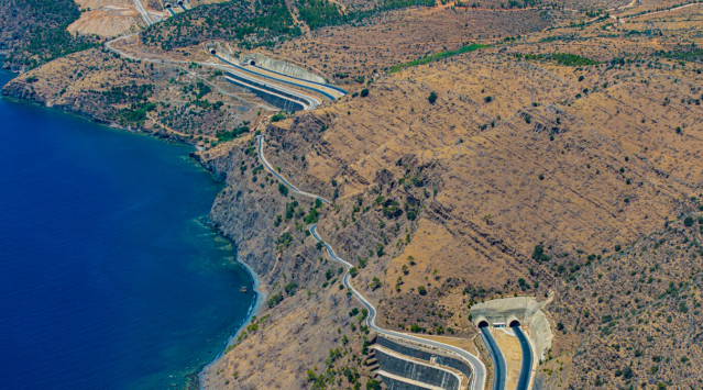 Toplam Uzunluk: Mevcut 35 kilometrelik güzergâh, yeni tünel ve viyadüklerle 7 kilometre kısaltılarak 28 kilometreye düşürüldü.