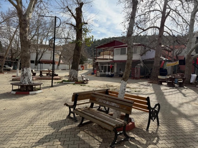 Mersin’in Silifke ilçesinde yer alan ve bölgenin en sevilen duraklarından biri olan Gökbelen Yaylası, mevsim geçişleriyle birlikte bambaşka bir kimliğe bürünüyor. Yaz aylarında sıcaklardan kaçanların sığınağı olan yayla, Ocak ayının gelmesiyle yerini derin bir sessizliğe ve dinginliğe bırakıyor.