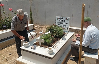 Ebedi Aşkın Cuma Ziyareti. Demir Dede Her Hafta Eşinin Başucunda