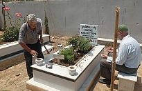Ebedi Aşkın Cuma Ziyareti. Demir Dede Her Hafta Eşinin Başucunda
