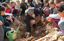 Aydıncık’ta Geleceğe Nefes: Başkan Kılıçarpa ve Kaymakam Çelik Fidanları Toprakla Buluşturdu